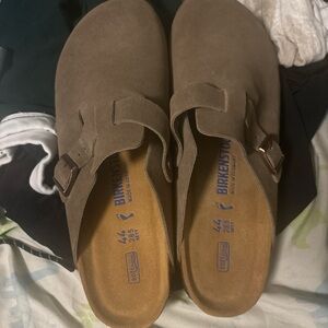 Birkenstock Boston Clog
BRAND NEW NOT WORN
COLOR : TAUPE
SIZE:11-11.5